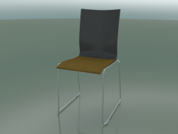 Cadeira com encosto alto sobre trenó com estofamento em tecido (108)