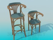 Um conjunto de cadeiras de madeira