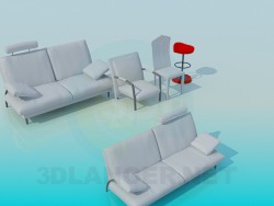 Un conjunto de sofas con sillas