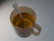 Glas mit Tee, Teebeutel und Löffel.