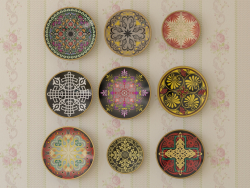 Set di piatti decorativi con diversi ornamenti