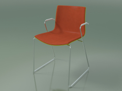 Cadeira 0470 (sobre trilhos com braços, com acabamento frontal, em polipropileno PO00118)