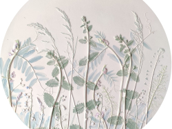 Pintura interior em painel de gesso com baixo-relevo botânico